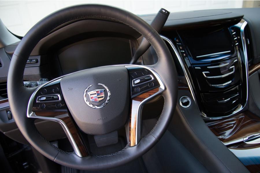  Cadillac Escalade 4WD Luxury 2015 года  (фото 28 из 42)